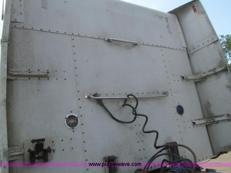 image for item I7016 1998 Peterbilt 379 semi truck