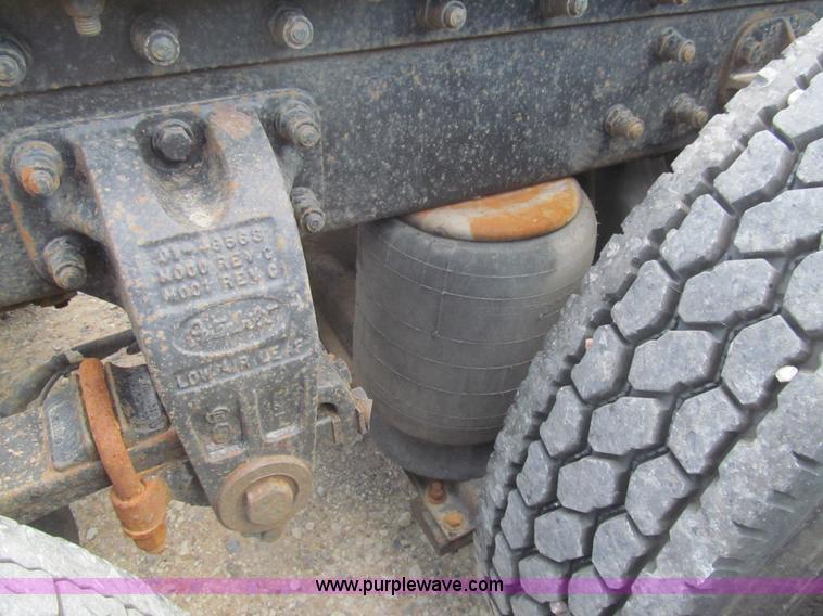 image for item I7016 1998 Peterbilt 379 semi truck