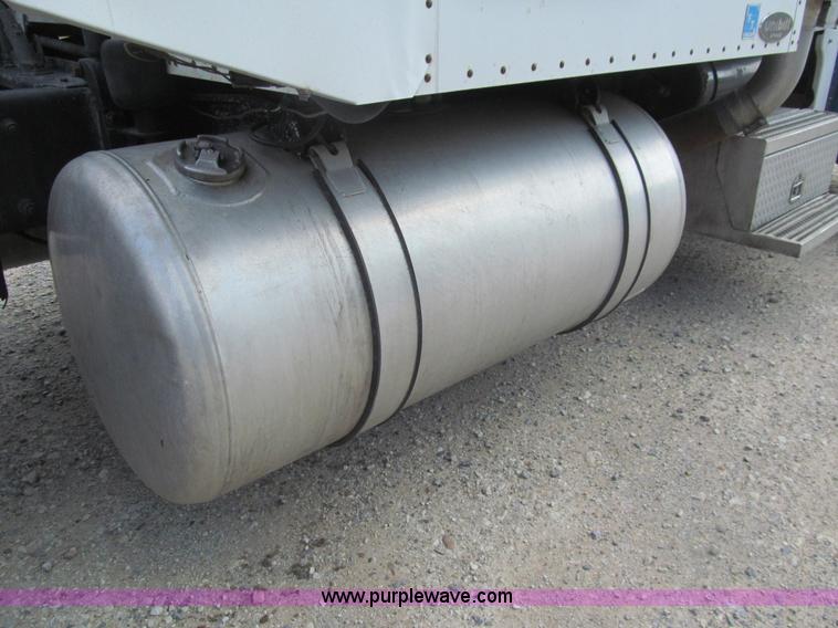 image for item I7016 1998 Peterbilt 379 semi truck