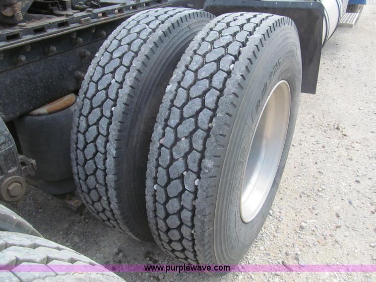 image for item I7016 1998 Peterbilt 379 semi truck