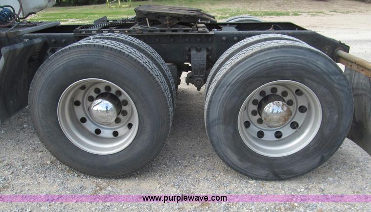 image for item I7016 1998 Peterbilt 379 semi truck