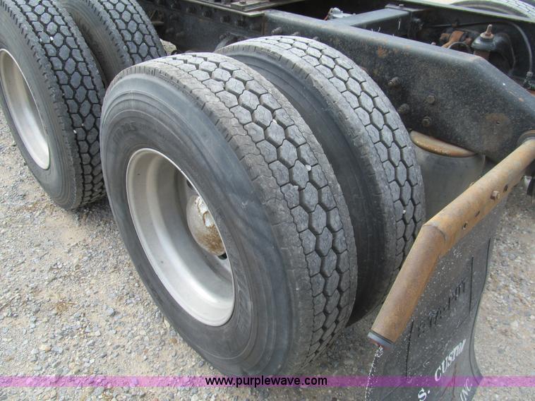 image for item I7016 1998 Peterbilt 379 semi truck