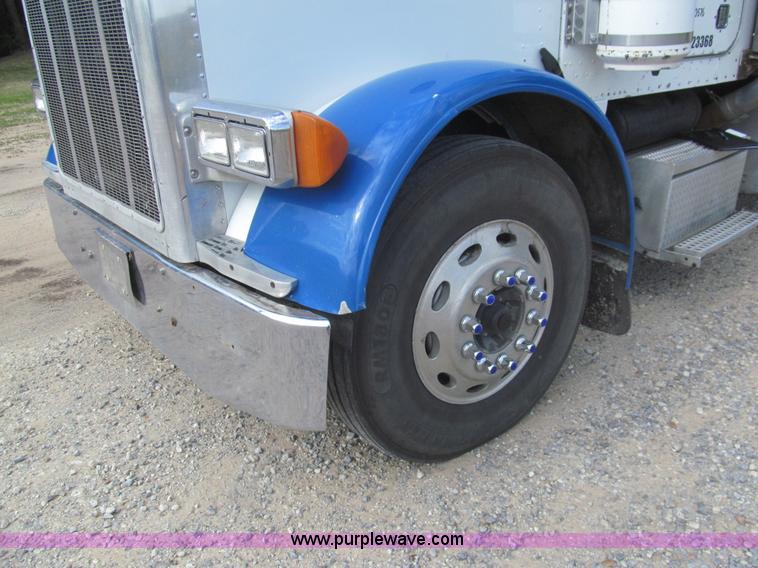 image for item I7016 1998 Peterbilt 379 semi truck