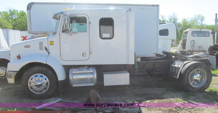 image for item I7036 2000 Peterbilt 330 semi truck