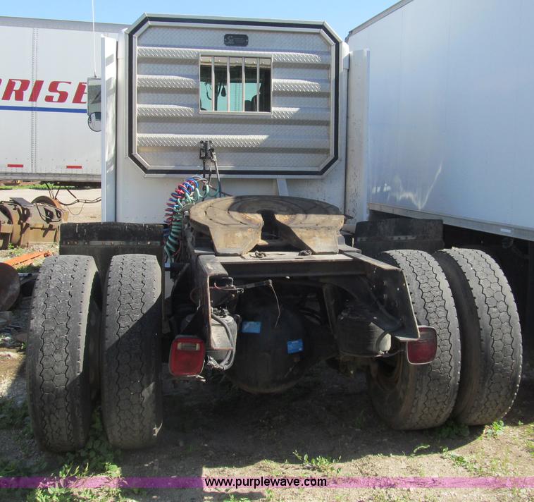 image for item I7036 2000 Peterbilt 330 semi truck