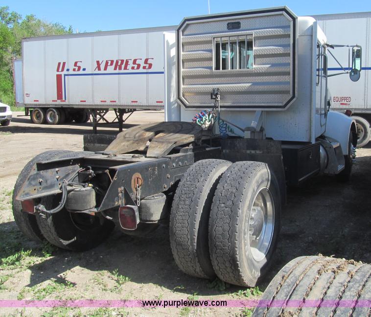 image for item I7036 2000 Peterbilt 330 semi truck