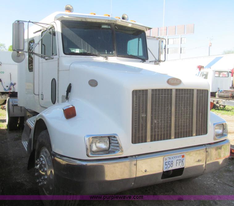 image for item I7036 2000 Peterbilt 330 semi truck