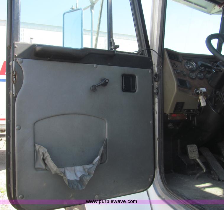 image for item I7036 2000 Peterbilt 330 semi truck