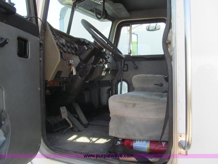 image for item I7036 2000 Peterbilt 330 semi truck