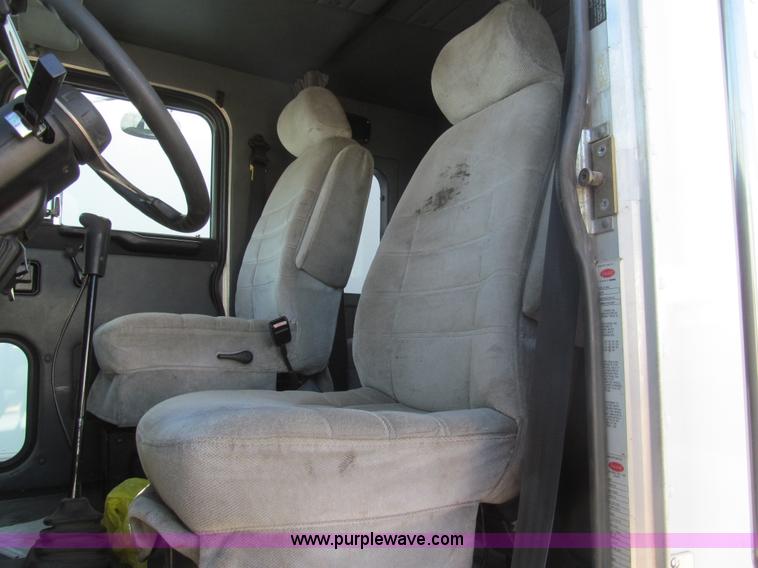 image for item I7036 2000 Peterbilt 330 semi truck