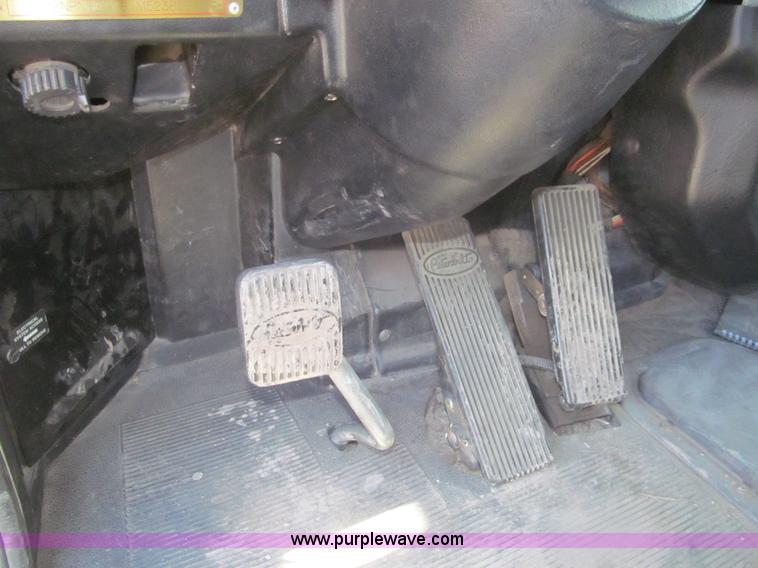 image for item I7036 2000 Peterbilt 330 semi truck