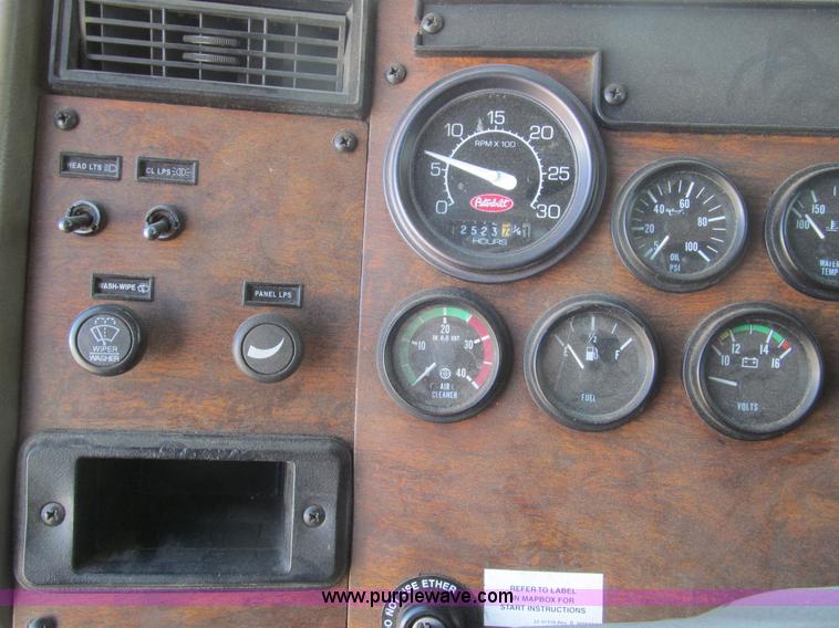 image for item I7036 2000 Peterbilt 330 semi truck