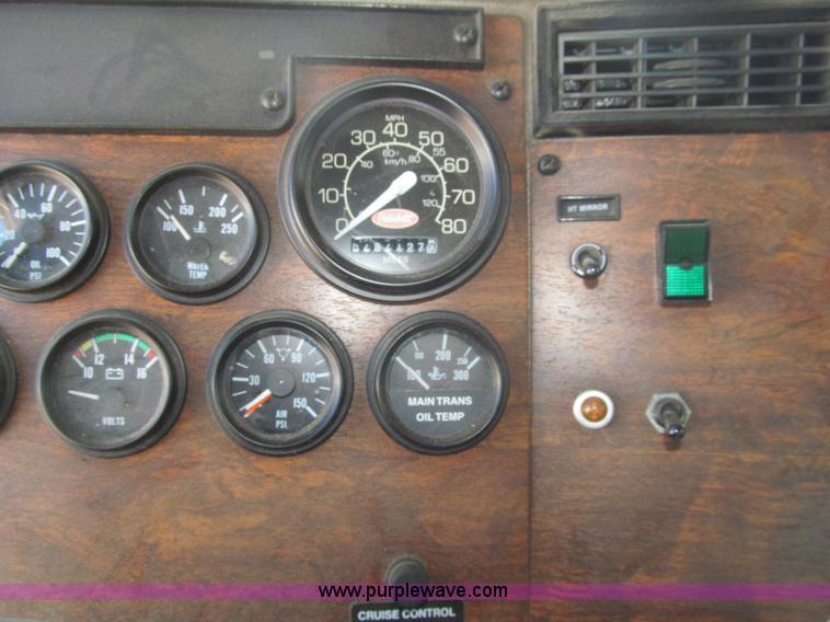 image for item I7036 2000 Peterbilt 330 semi truck