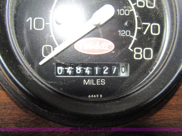 image for item I7036 2000 Peterbilt 330 semi truck