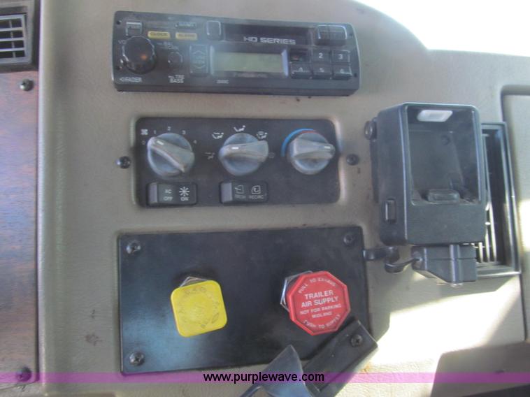 image for item I7036 2000 Peterbilt 330 semi truck