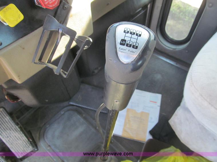 image for item I7036 2000 Peterbilt 330 semi truck