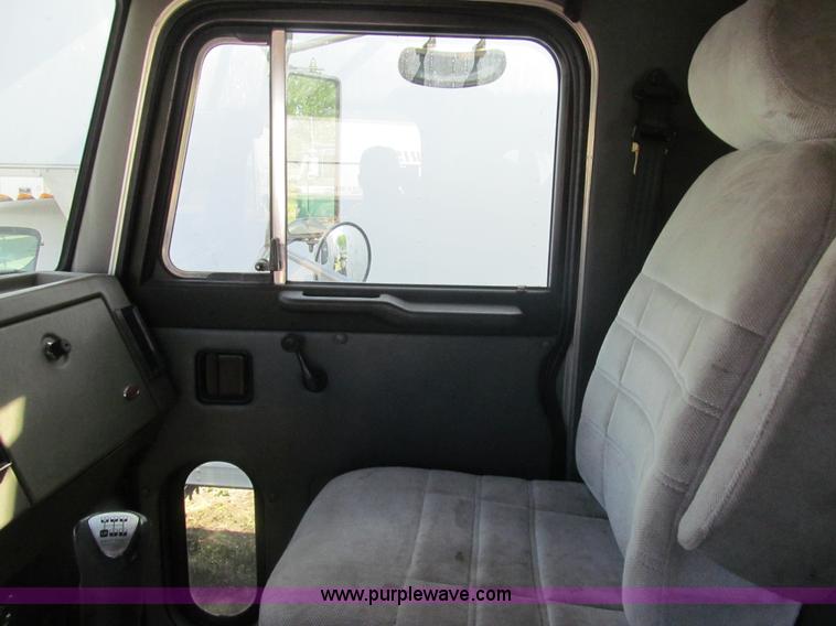 image for item I7036 2000 Peterbilt 330 semi truck