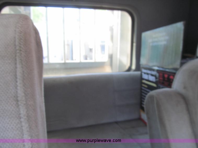 image for item I7036 2000 Peterbilt 330 semi truck