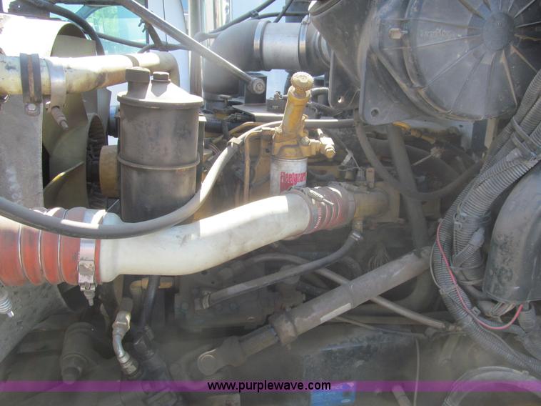 image for item I7036 2000 Peterbilt 330 semi truck