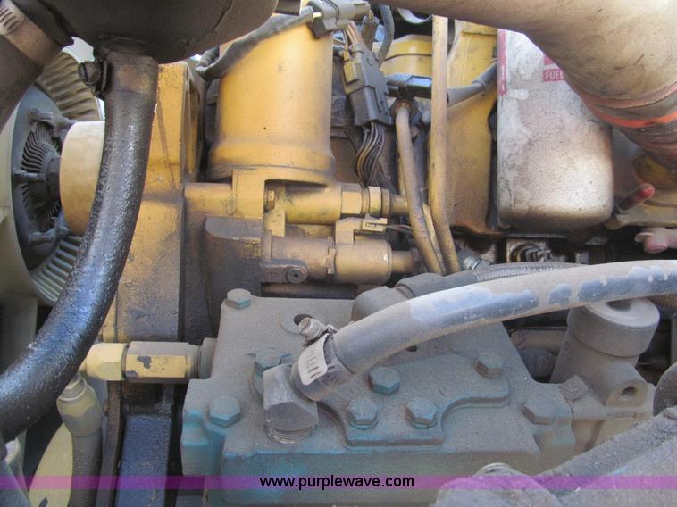 image for item I7036 2000 Peterbilt 330 semi truck