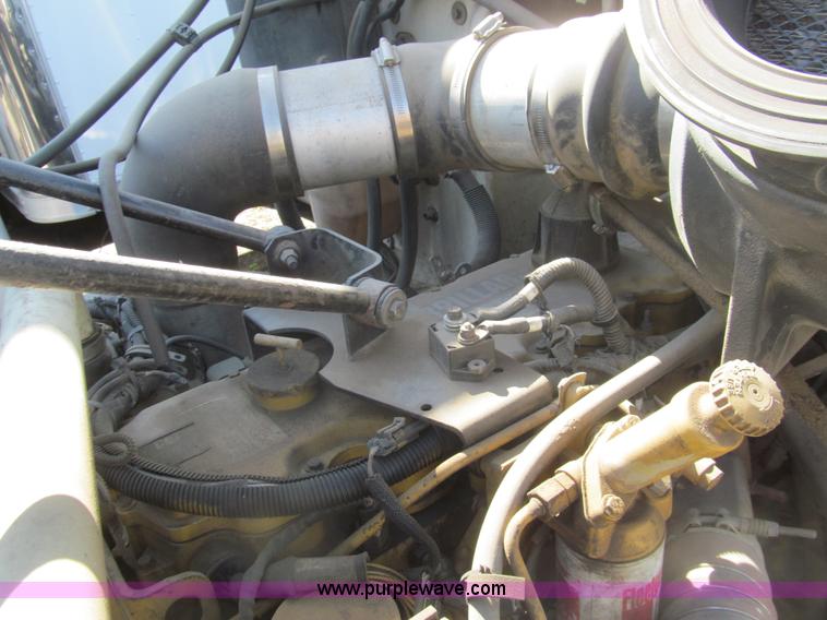 image for item I7036 2000 Peterbilt 330 semi truck