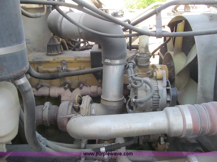 image for item I7036 2000 Peterbilt 330 semi truck