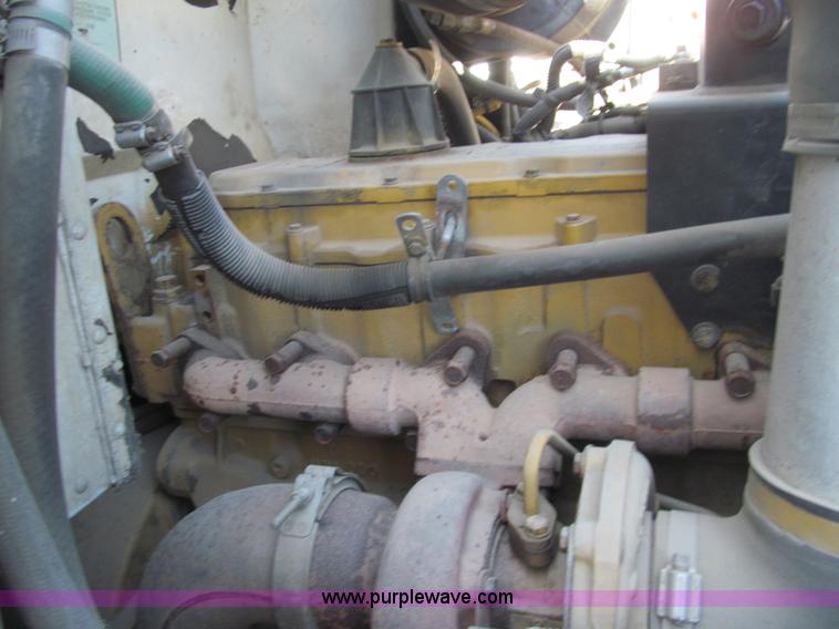 image for item I7036 2000 Peterbilt 330 semi truck