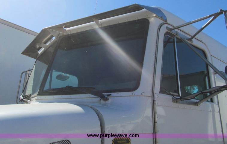 image for item I7036 2000 Peterbilt 330 semi truck