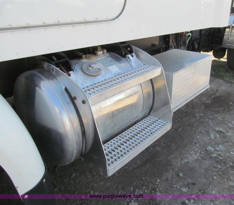 image for item I7036 2000 Peterbilt 330 semi truck