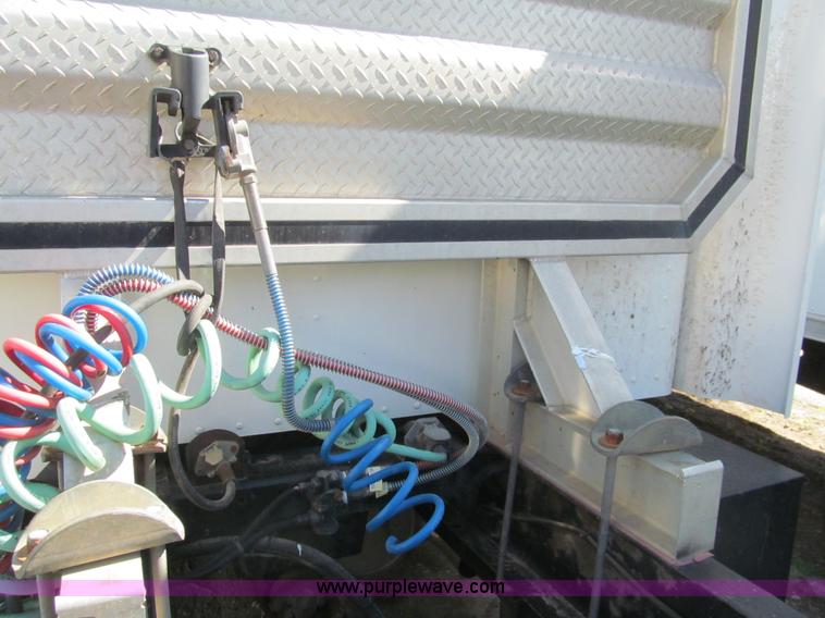 image for item I7036 2000 Peterbilt 330 semi truck