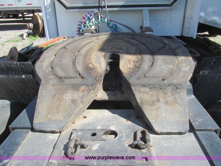 image for item I7036 2000 Peterbilt 330 semi truck