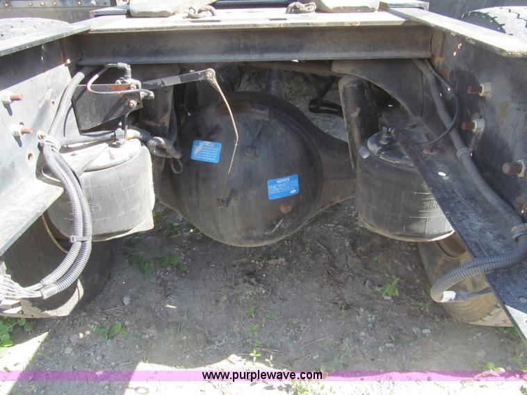 image for item I7036 2000 Peterbilt 330 semi truck