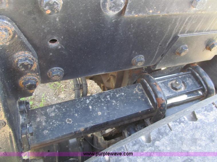 image for item I7036 2000 Peterbilt 330 semi truck