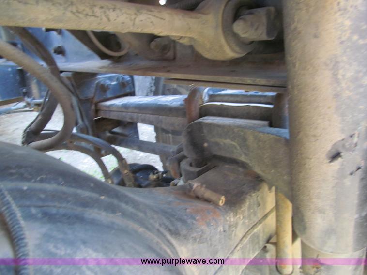 image for item I7036 2000 Peterbilt 330 semi truck