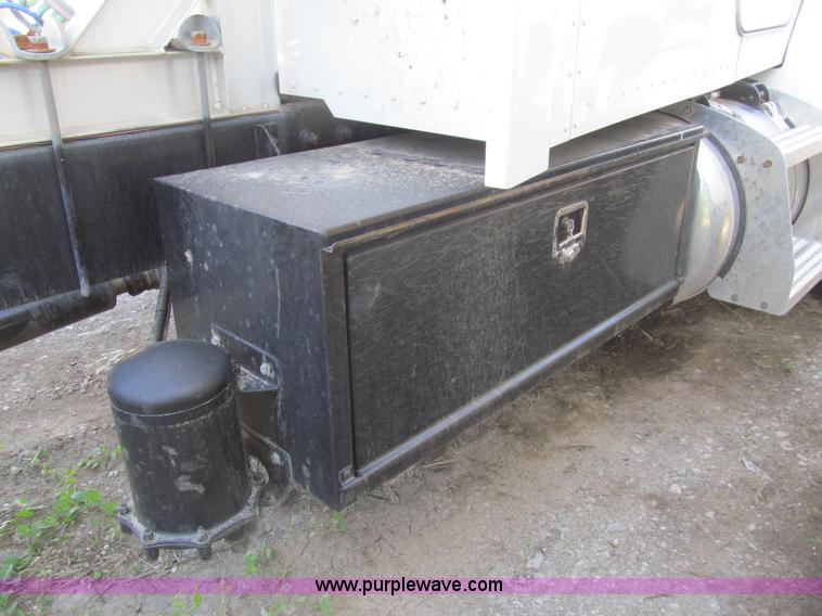 image for item I7036 2000 Peterbilt 330 semi truck