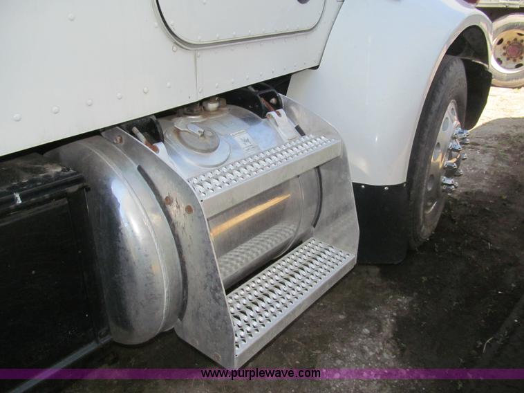 image for item I7036 2000 Peterbilt 330 semi truck