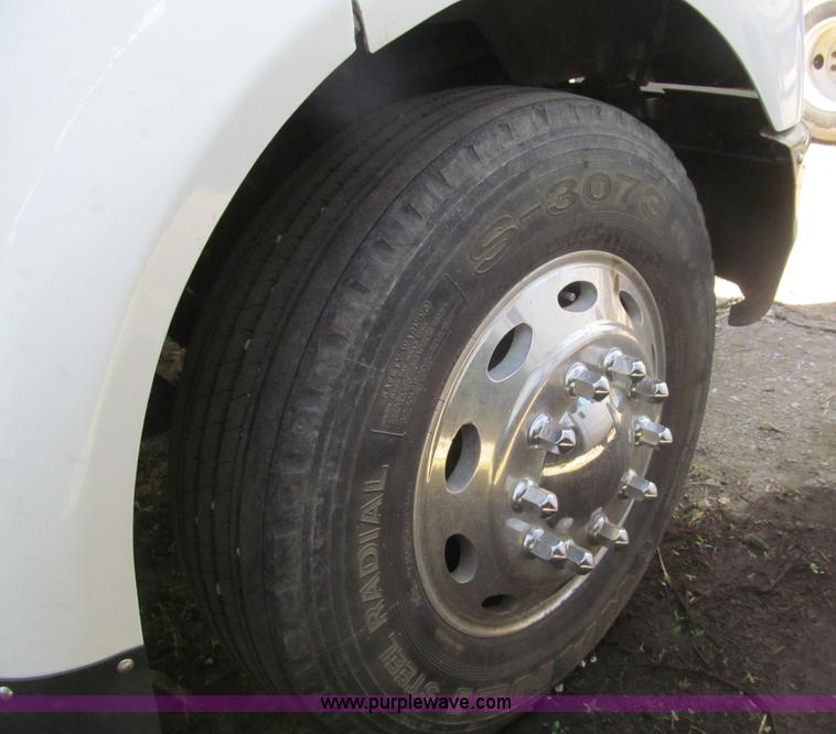 image for item I7036 2000 Peterbilt 330 semi truck