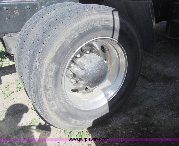 image for item I7036 2000 Peterbilt 330 semi truck