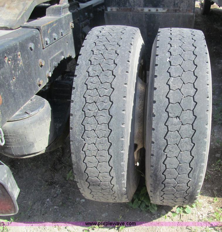 image for item I7036 2000 Peterbilt 330 semi truck