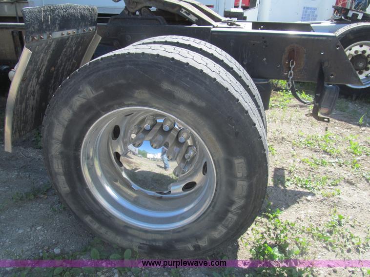 image for item I7036 2000 Peterbilt 330 semi truck