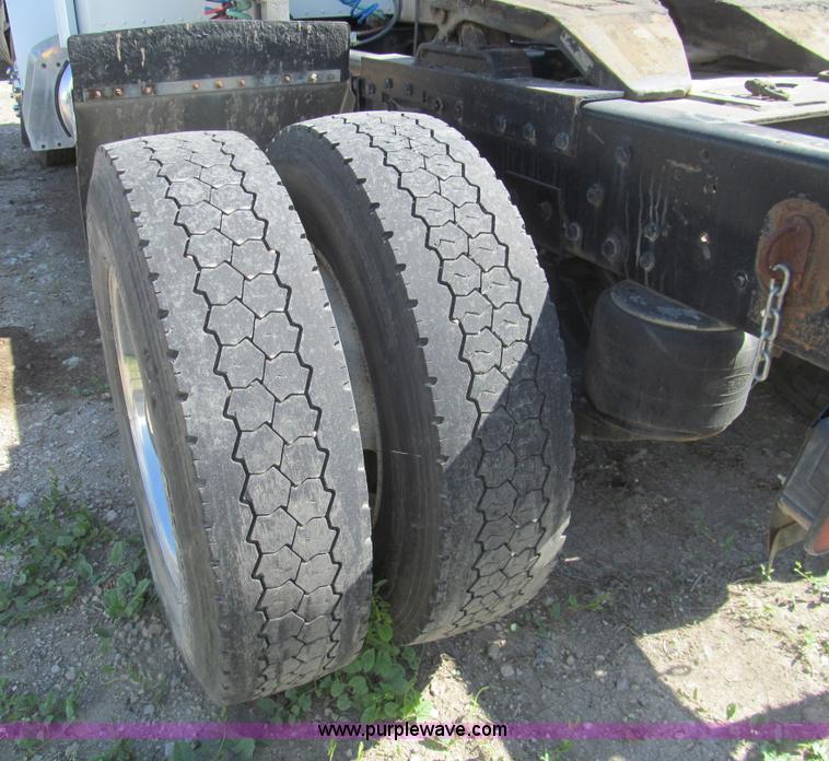 image for item I7036 2000 Peterbilt 330 semi truck