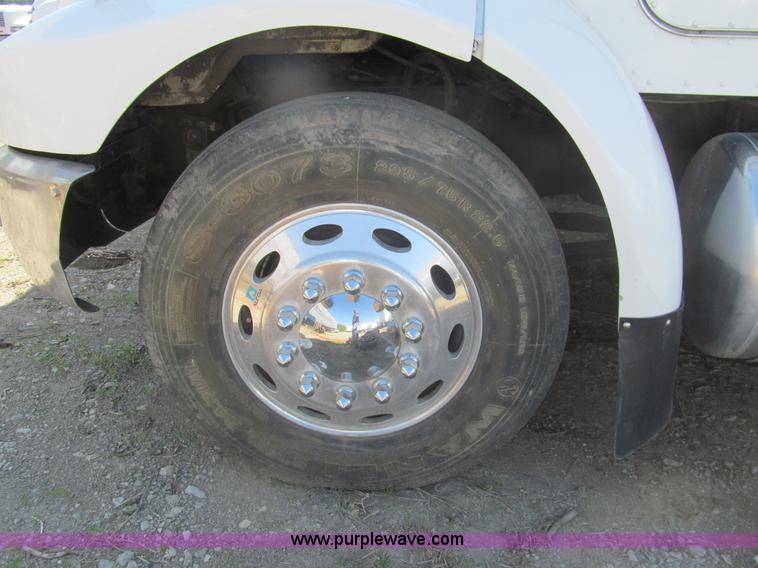 image for item I7036 2000 Peterbilt 330 semi truck