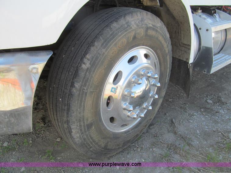 image for item I7036 2000 Peterbilt 330 semi truck