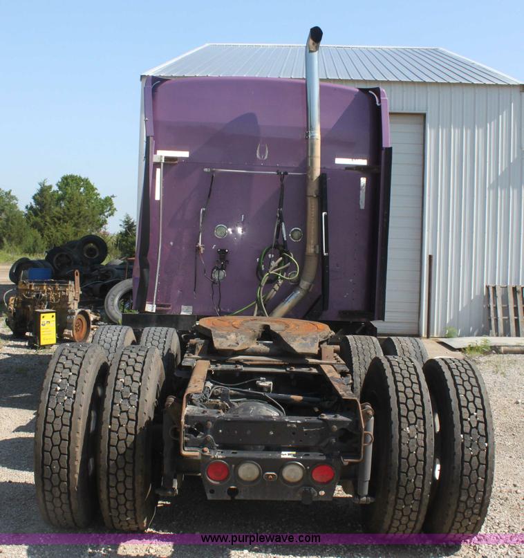 image for item I7407 2006 Kenworth semi truck