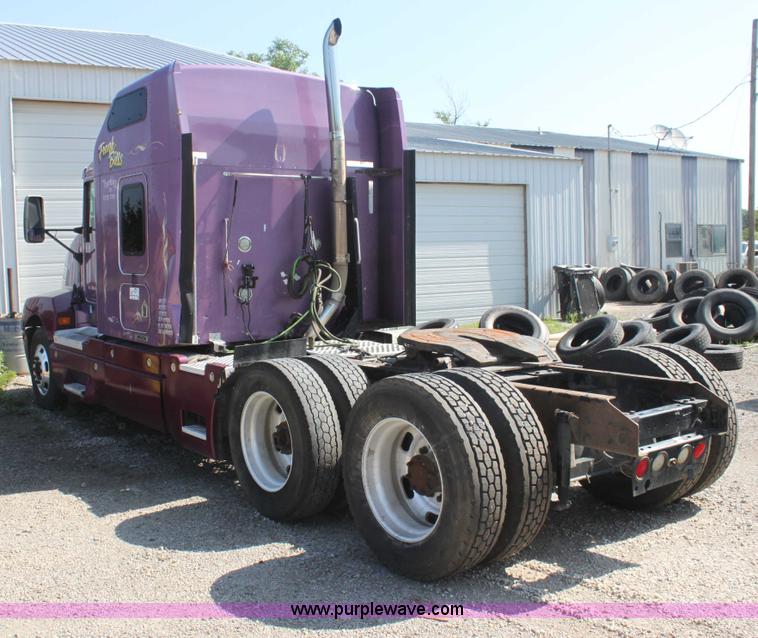 image for item I7407 2006 Kenworth semi truck