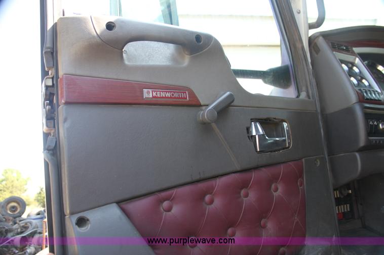 image for item I7407 2006 Kenworth semi truck