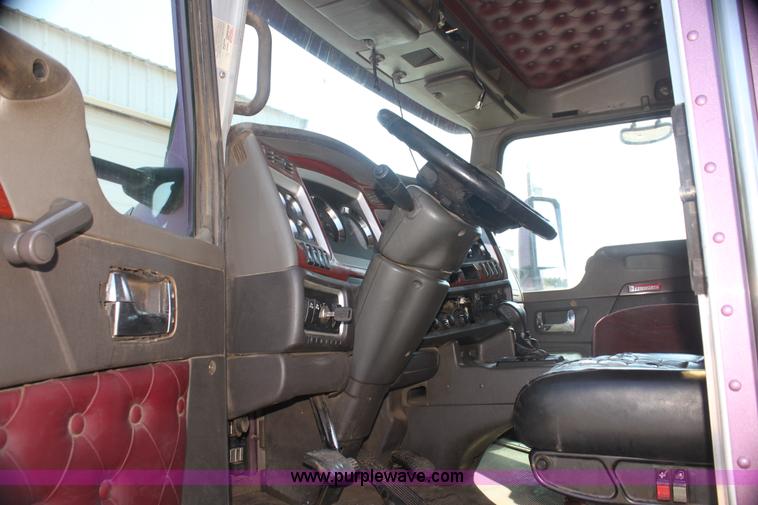 image for item I7407 2006 Kenworth semi truck