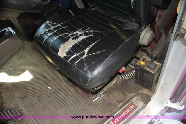 image for item I7407 2006 Kenworth semi truck