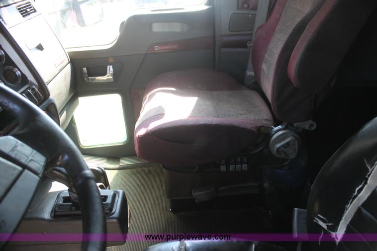 image for item I7407 2006 Kenworth semi truck