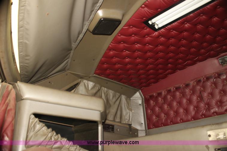 image for item I7407 2006 Kenworth semi truck